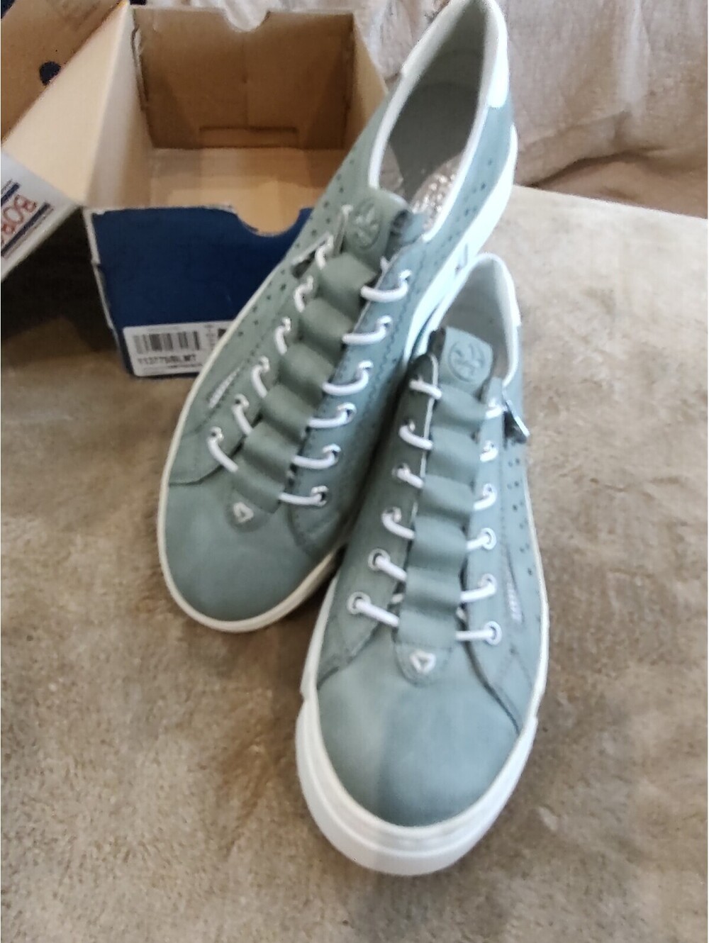 Skechers BOBS Sneaker Sz 9 Memory Foam Green Suede with White Soles